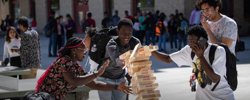 一群人在玩一套超大的叠叠乐。