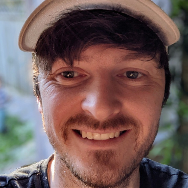 Jay Scott 戴着帽子，对着镜头微笑。