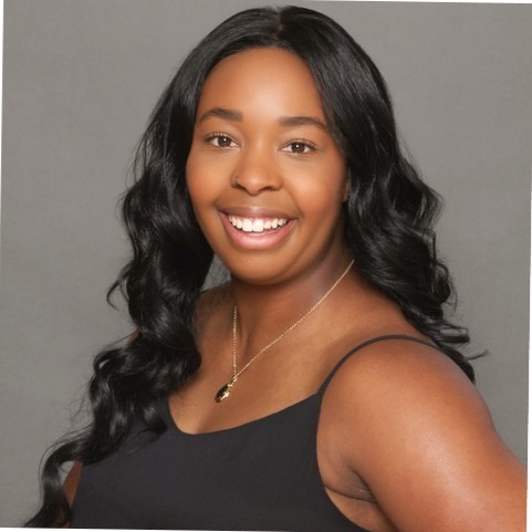 莎拉·达雷尔对着镜头微笑。