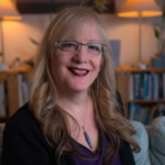 珊迪·斯特朗微笑着看着镜头的图片。