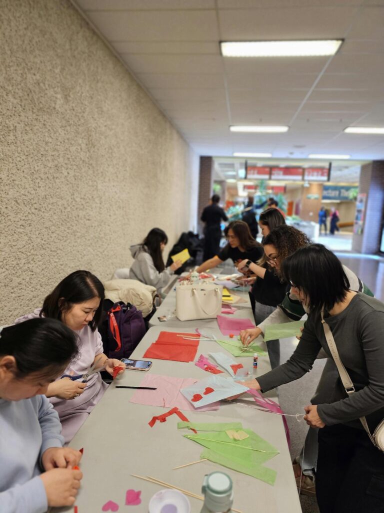 人们在文化摊位制作纸风筝。