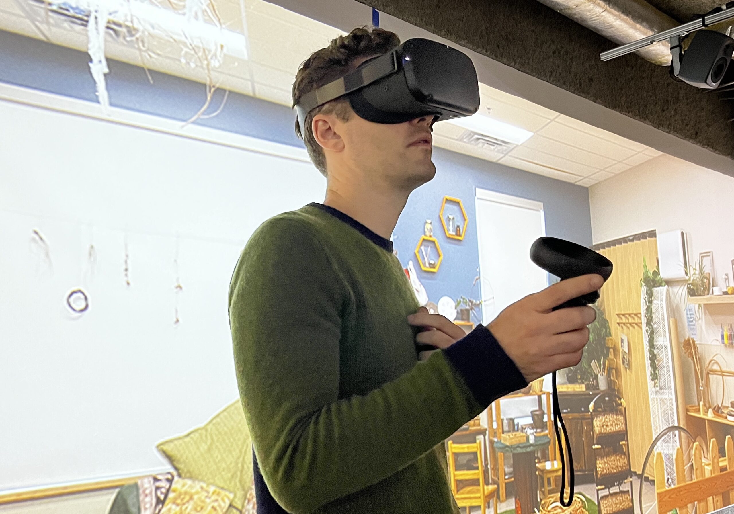 学生在沉浸室中体验虚拟现实。