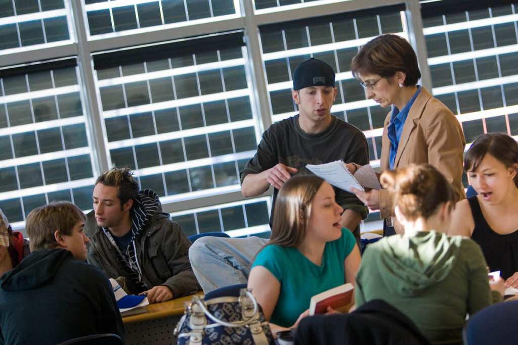 教师在课堂上与学生交谈