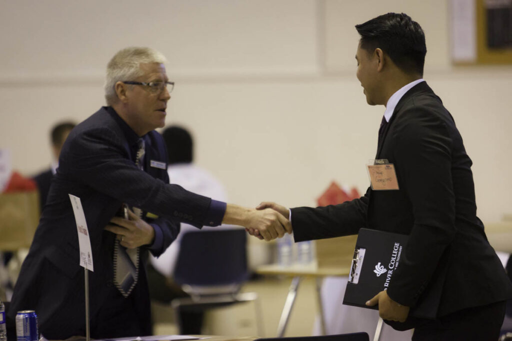 两人在会议上握手