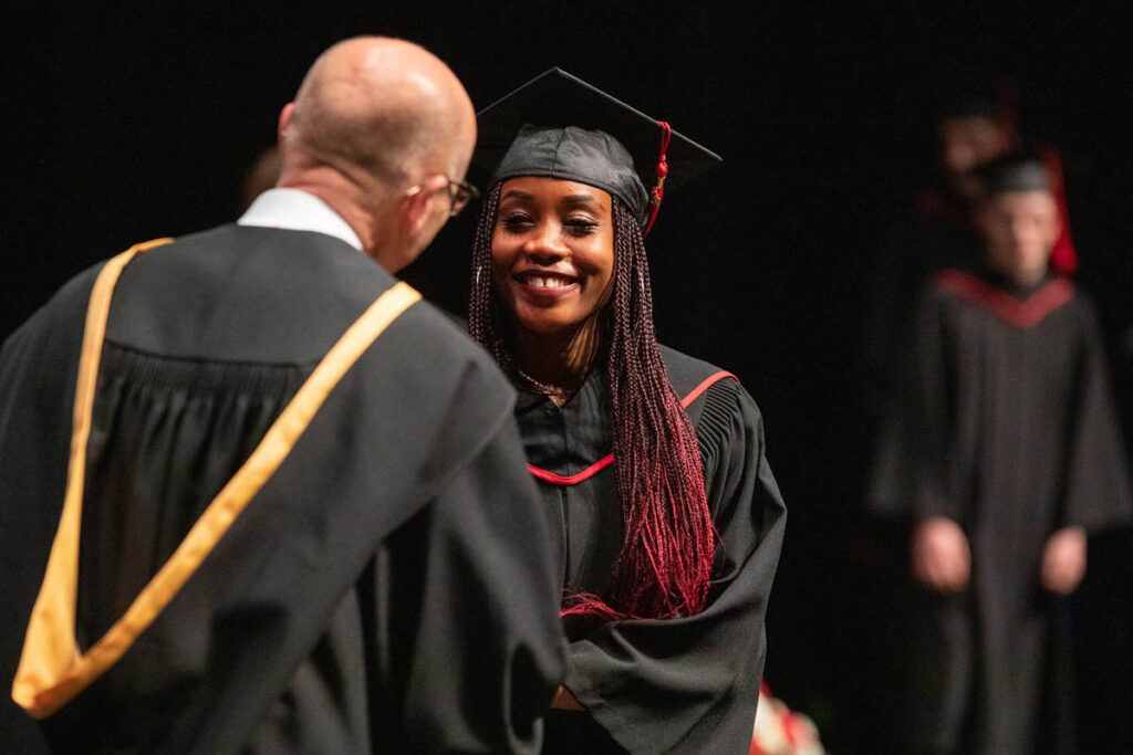 毕业生在毕业典礼上与管理员握手