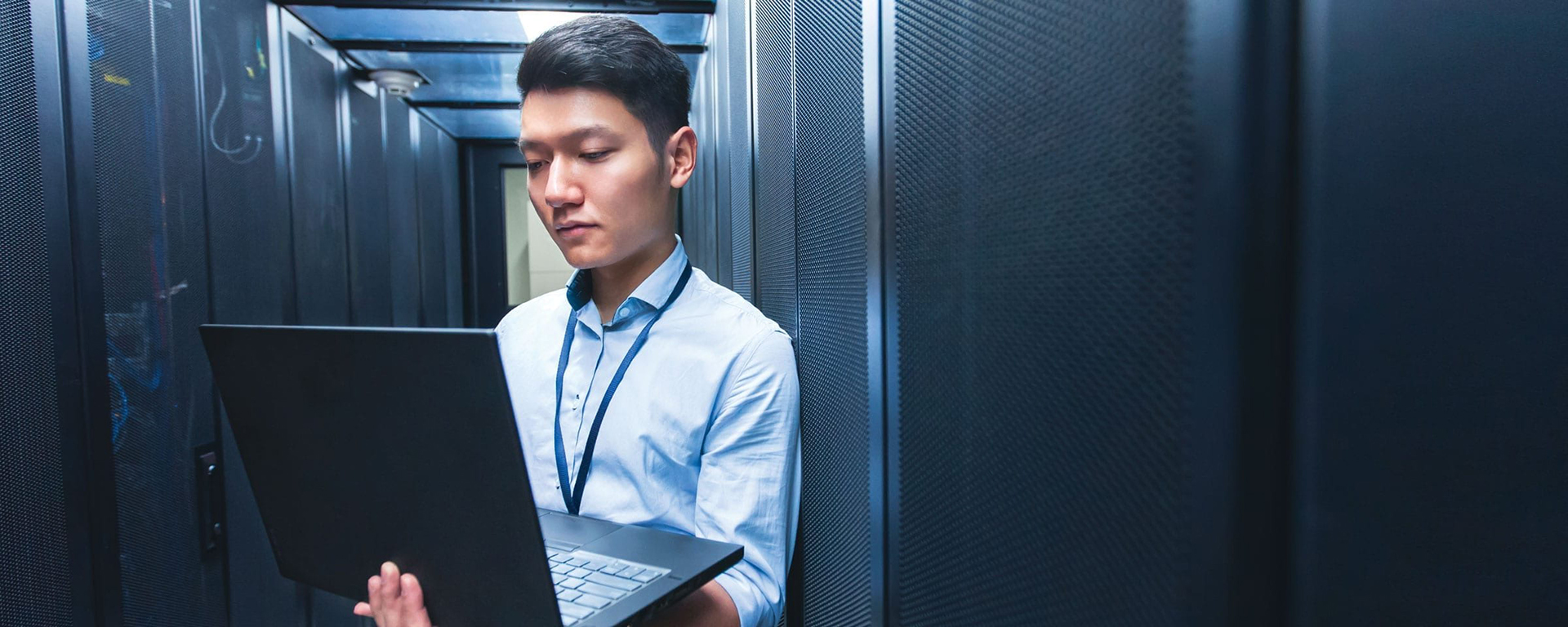 数据中心里有笔记本电脑的人