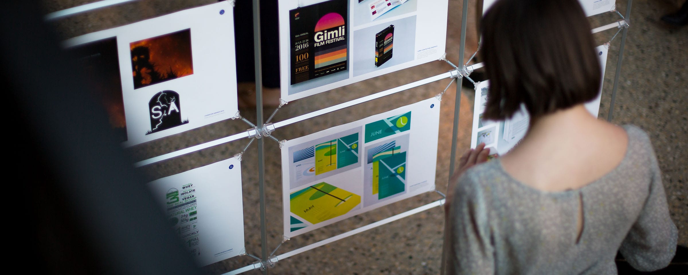 正在欣赏画廊中艺术品的人