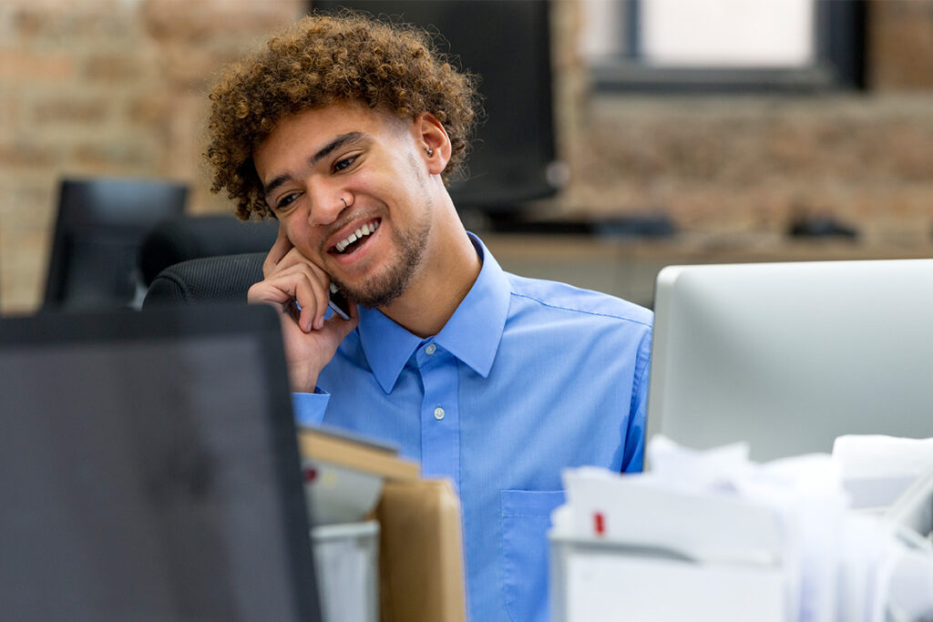 学生在计算机实验室用手机通话
