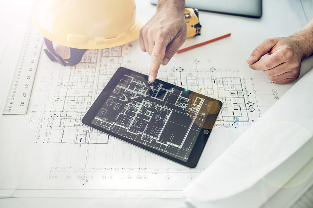 在平板电脑上查看蓝图的人