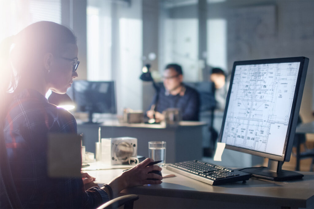 在电脑上查看建筑图纸的女人