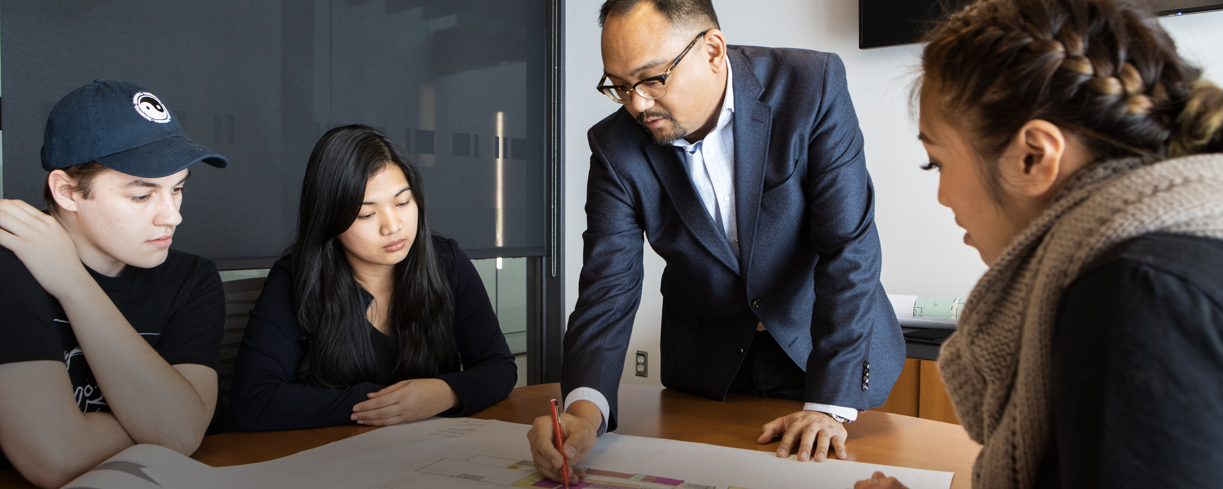 讲师向学生解释蓝图