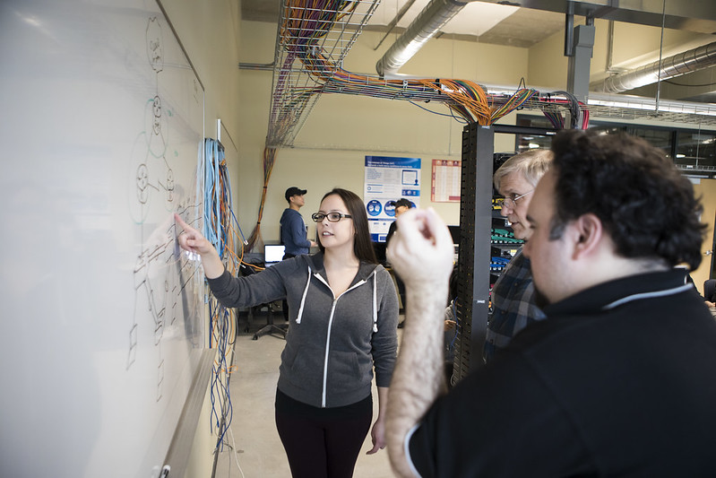 老师和学生看着白板