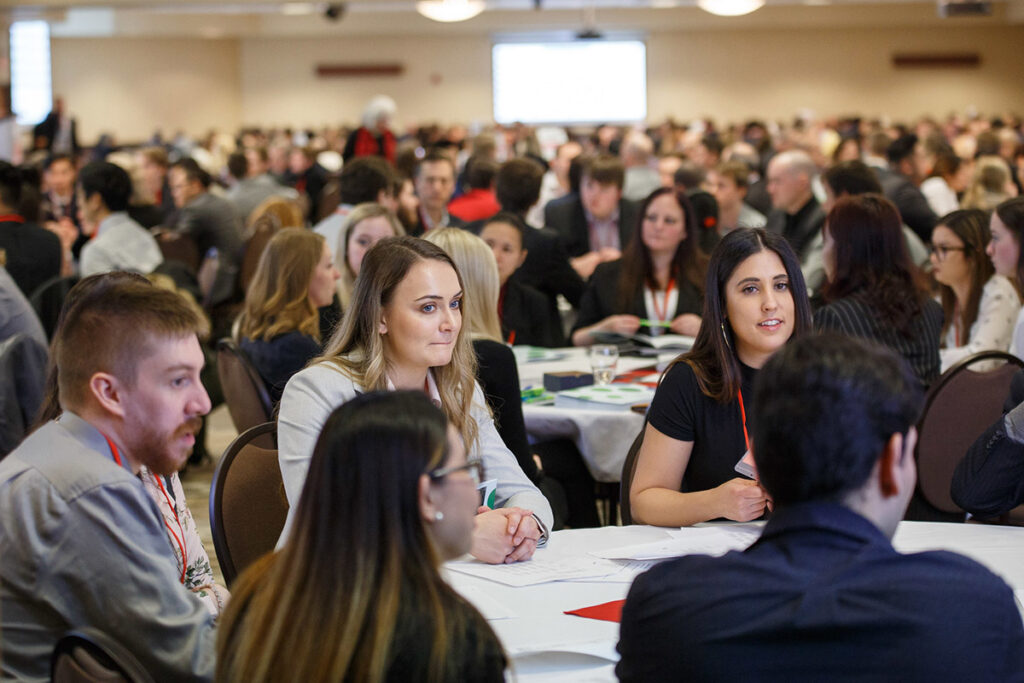 会议上围坐在桌子旁的学生