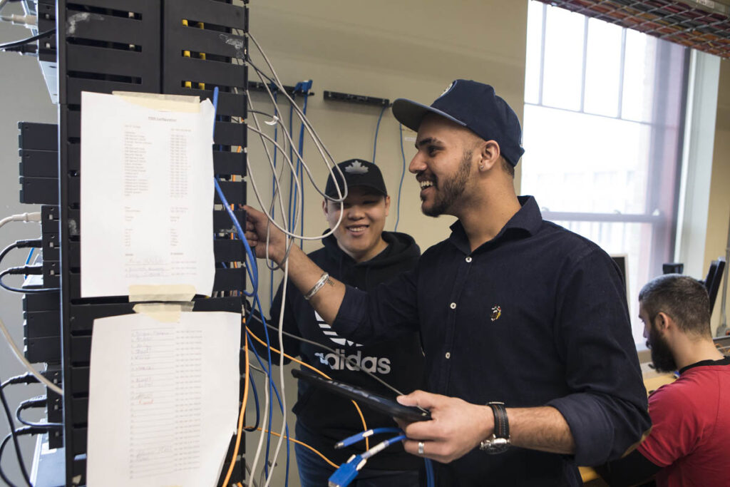 在网络实验室工作的学生
