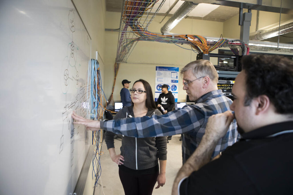 学生和老师看着白板