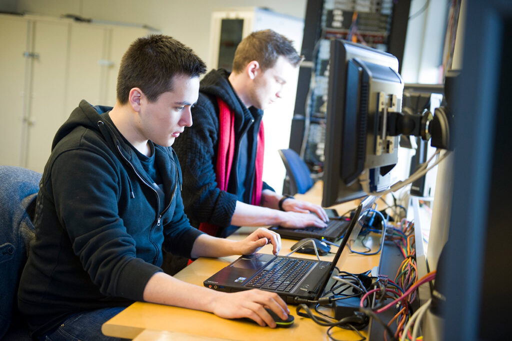 计算机实验室计算机上的学生