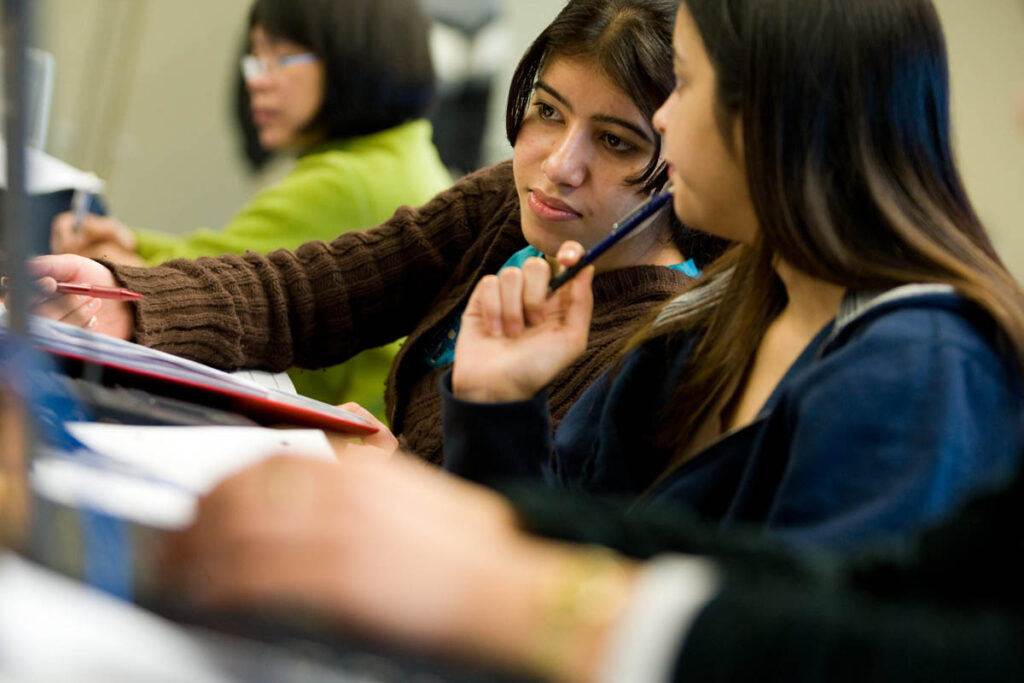 两个学生互相交谈