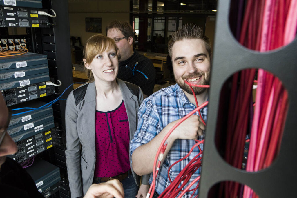 网络实验室中的教师和学生