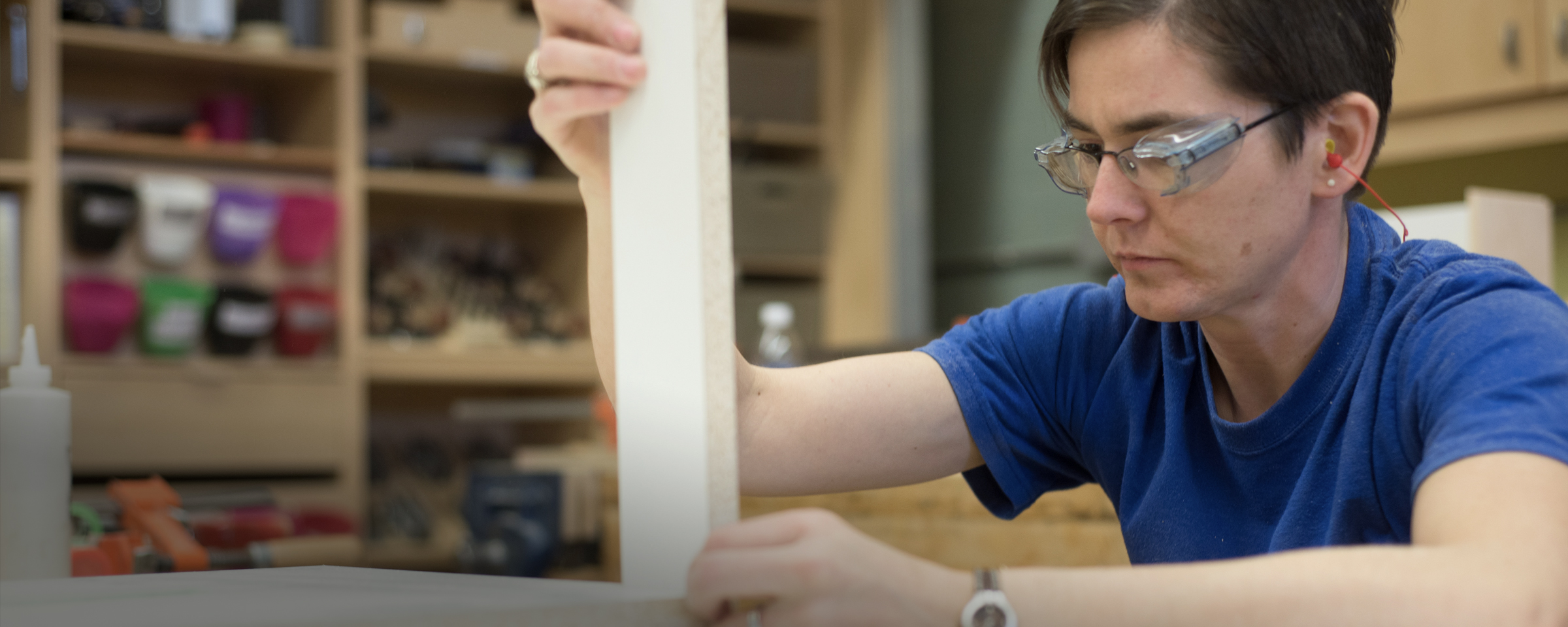 木工学生在木工店检查木材