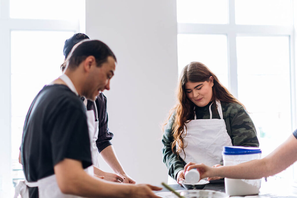人们在厨房做饭