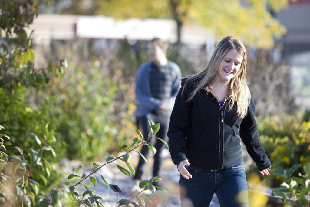 走过花园的女人