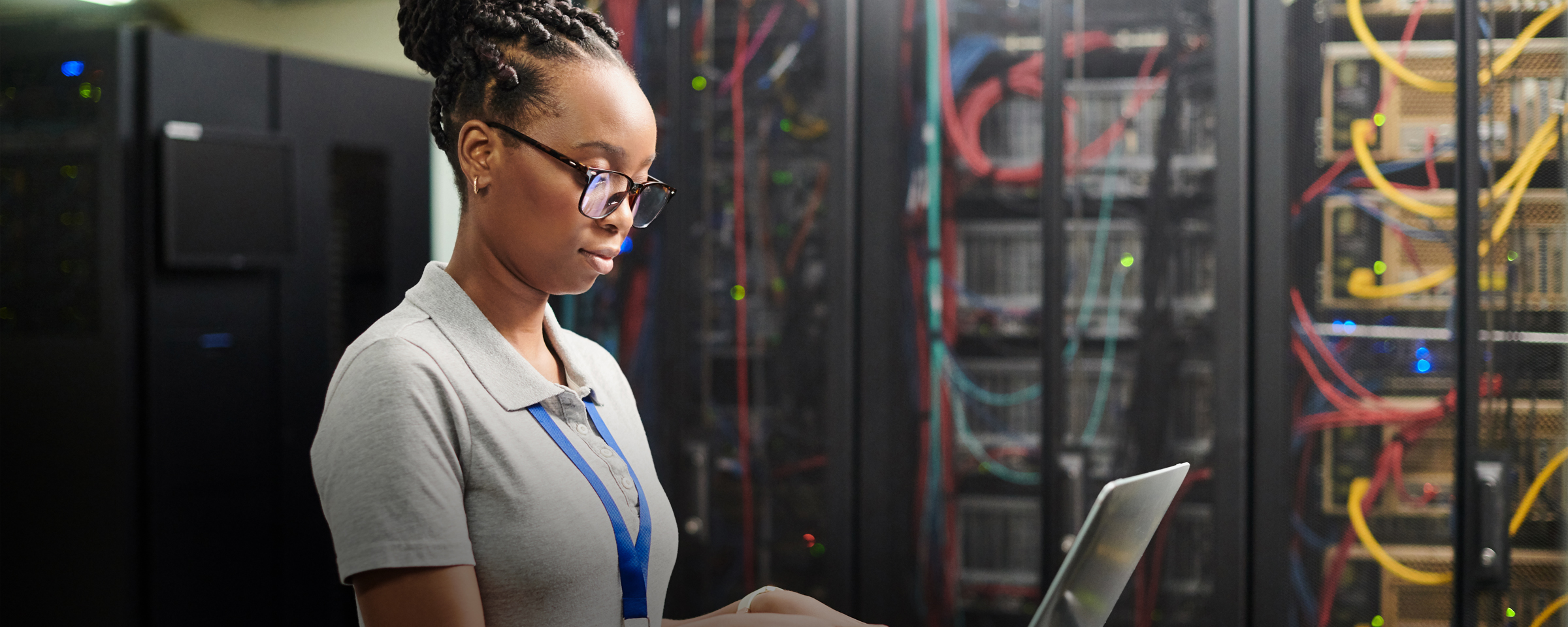 网络实验室中使用笔记本电脑的女士