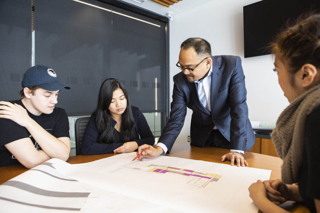 讲师向学生解释图表