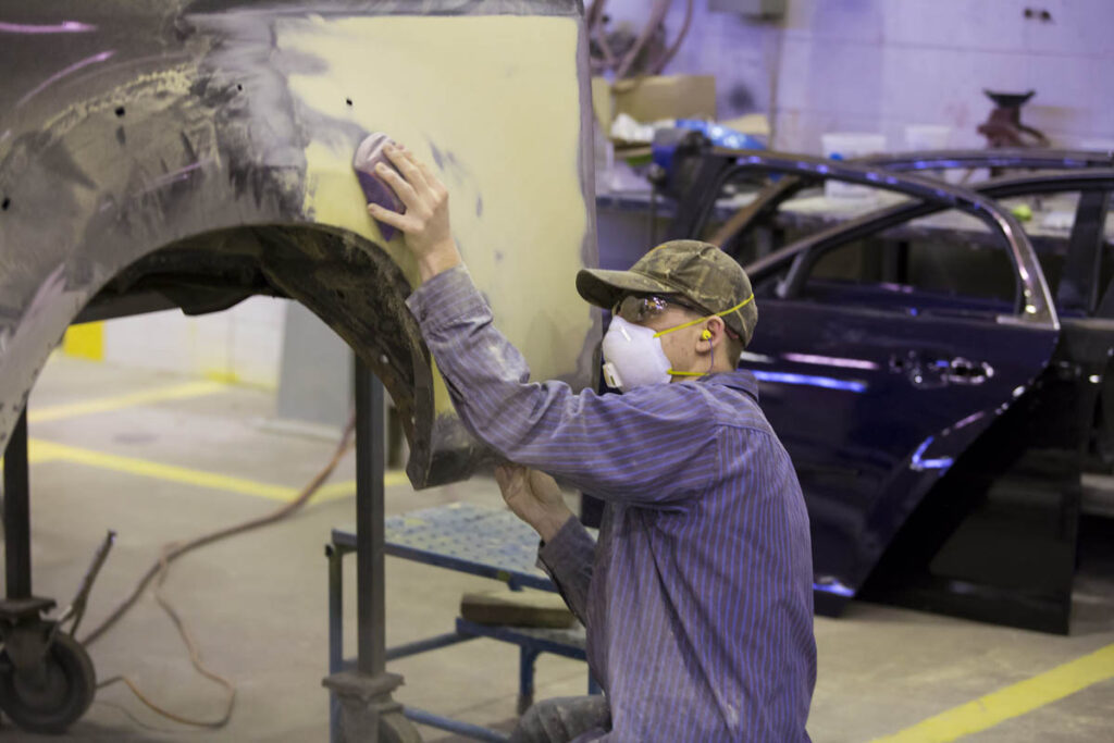 E8官方网站修复学生正在准备车辆面板