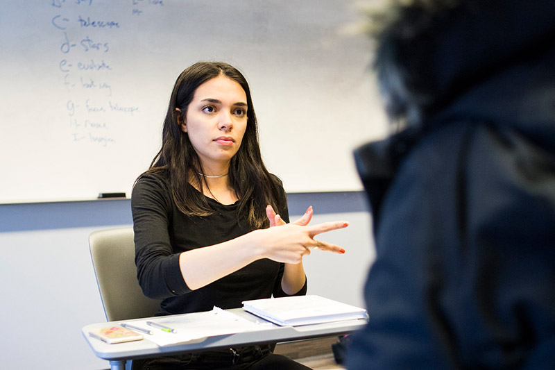 坐在办公桌前的女人