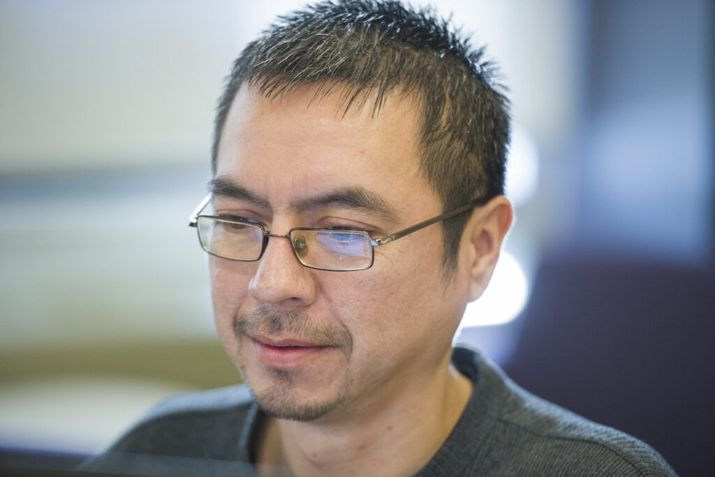 男人盯着电脑屏幕