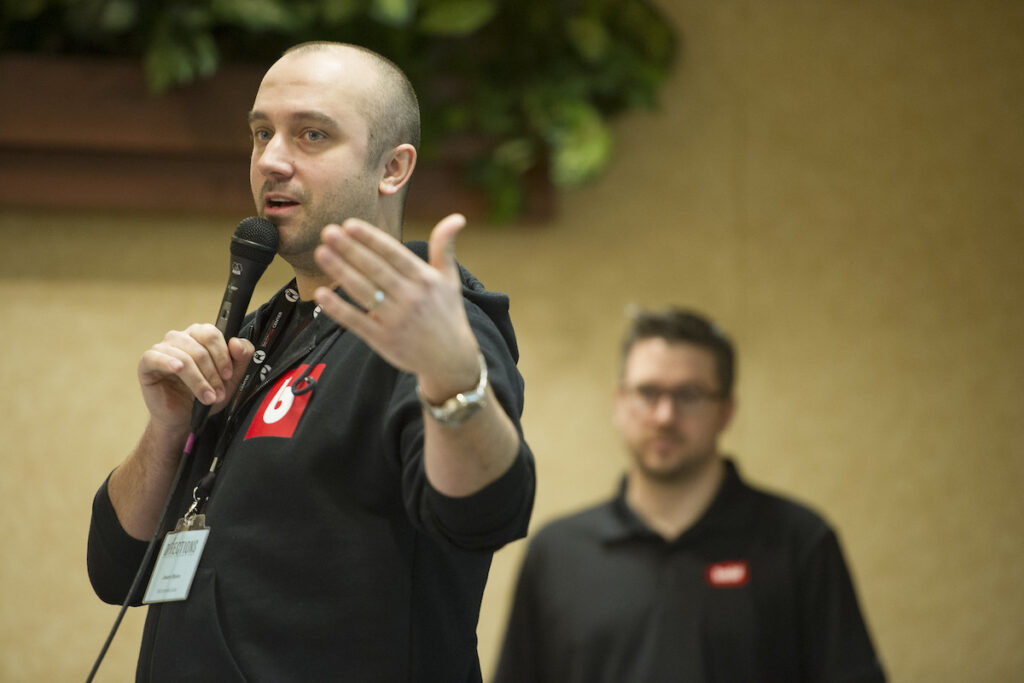 舞台上的男人对观众讲话