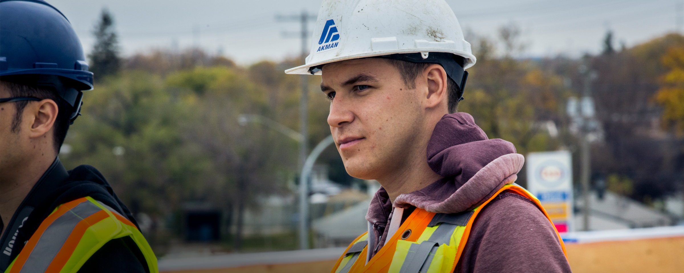 建筑工地戴安全帽的建筑工人