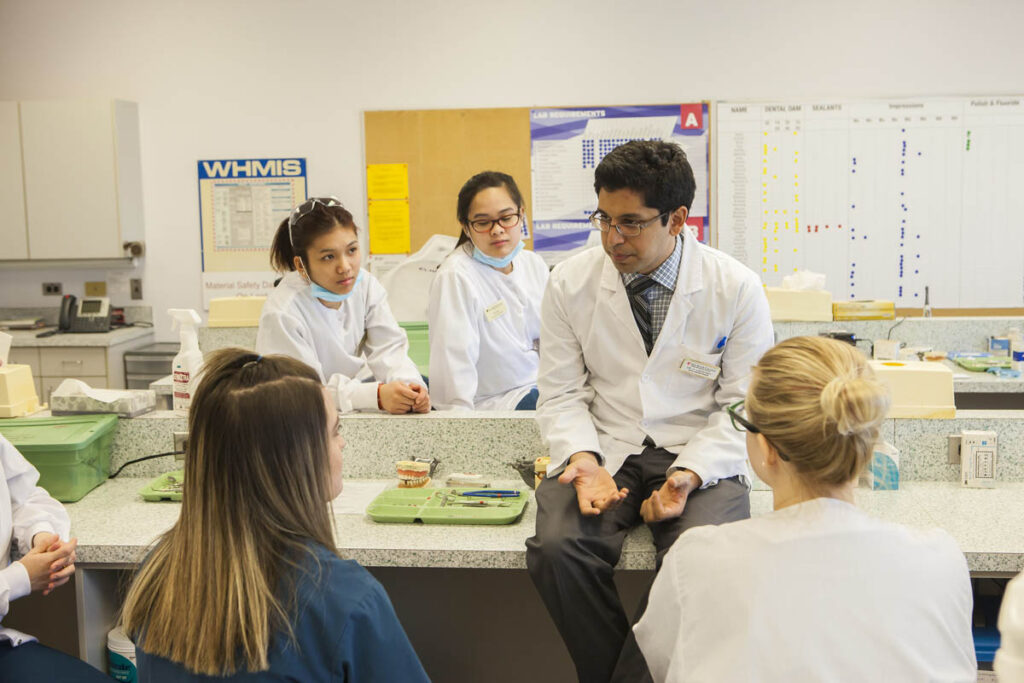 讲师与一屋子牙科助理学生交谈