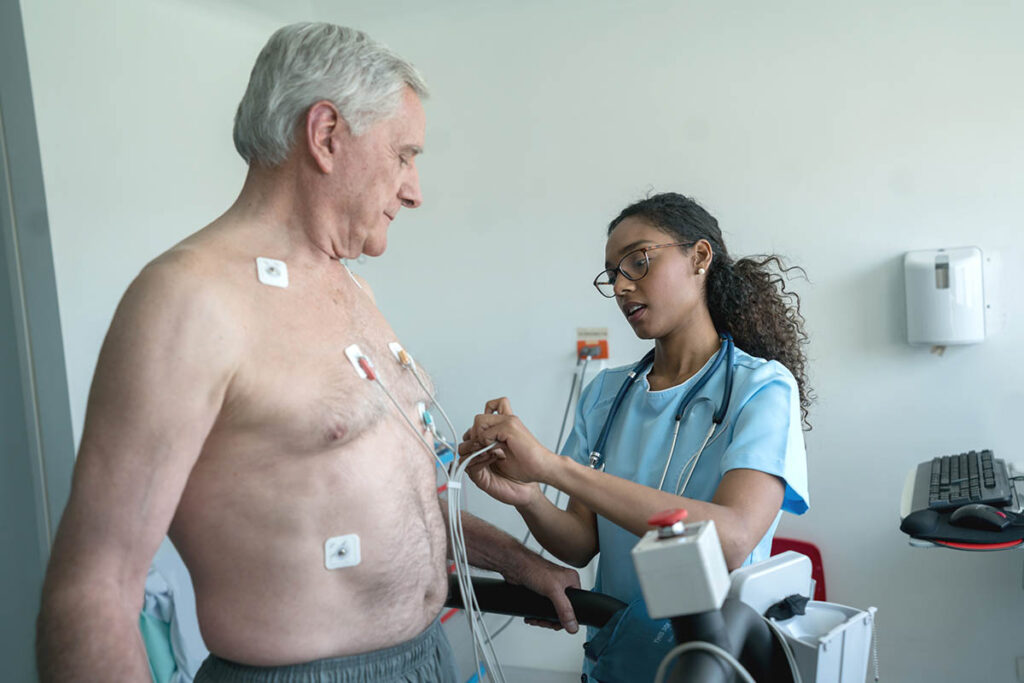 护士对病人进行测试