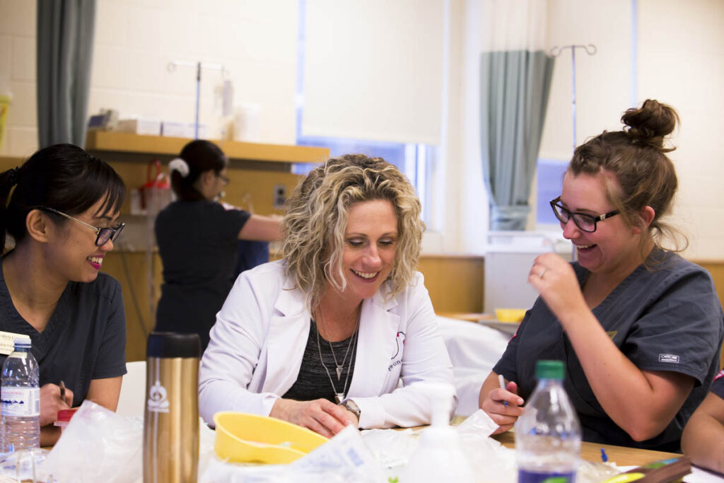 护理讲师在临床实验室与学生交谈