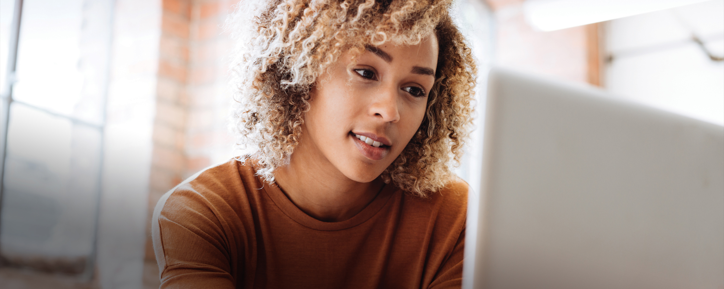 女人看着笔记本电脑屏幕