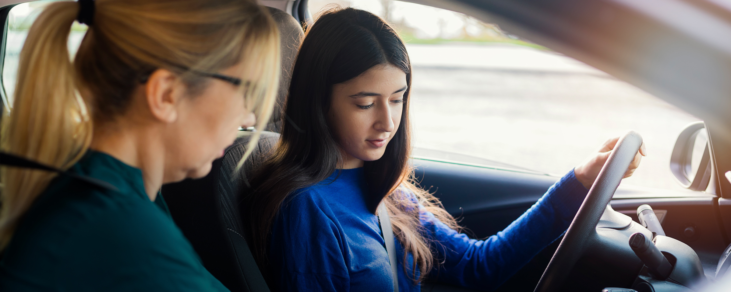 驾驶教练与学员司机坐在车里
