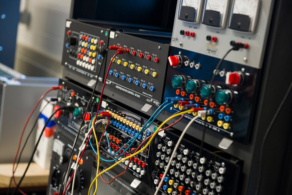 插入设备的电线特写