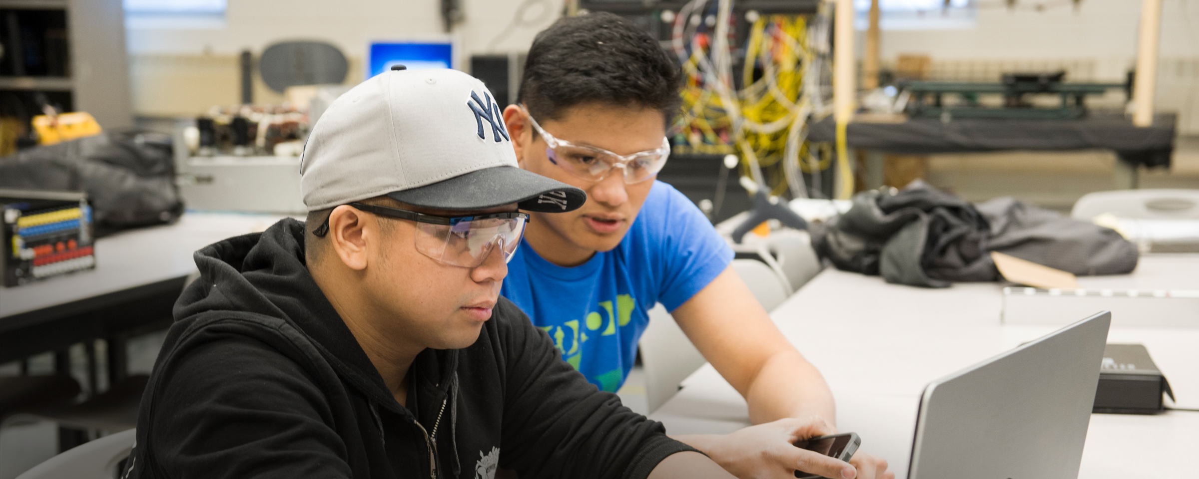 两名工程专业的学生在笔记本电脑上工作