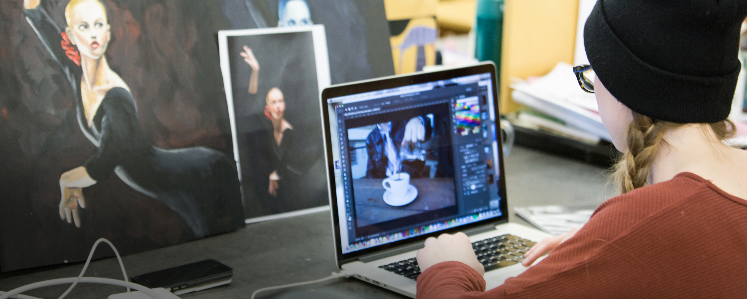 学生在笔记本电脑上设计艺术