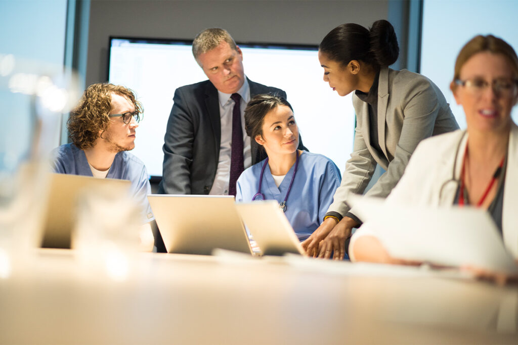 会议室里的医疗专业人员组