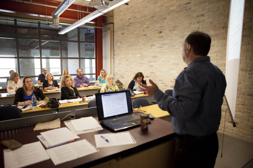 教师与满是学生的教室交谈
