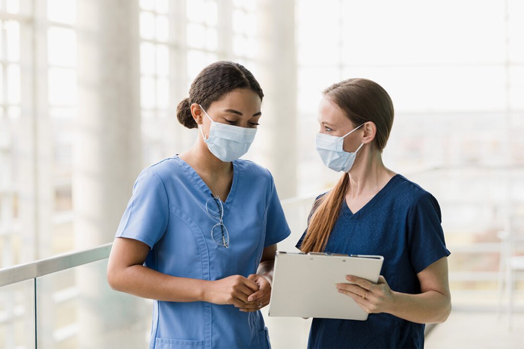 两名护士讨论病历