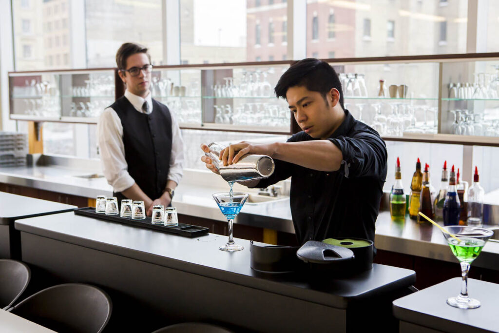 e8体育vip管理专业的学生在调酒实验室练习调酒