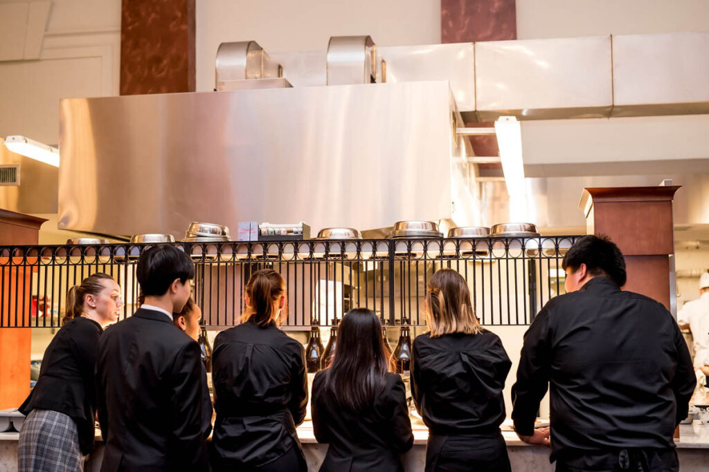 站在餐厅厨房柜台旁的餐厅服务员