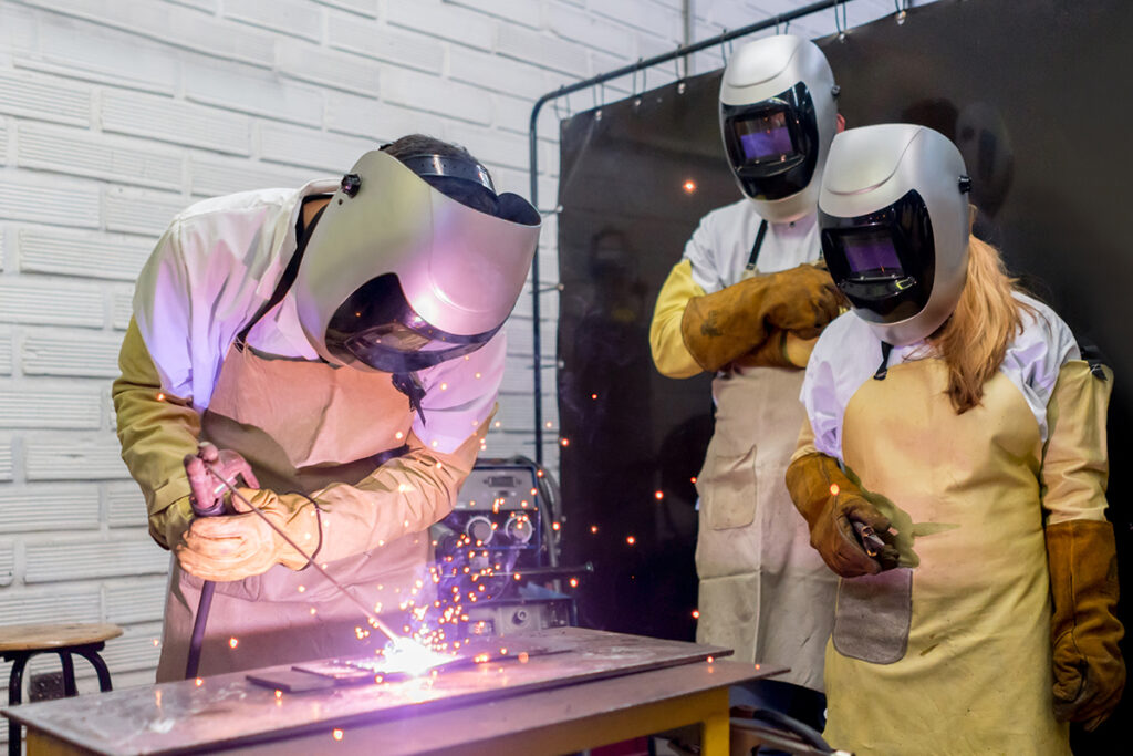 焊接讲师演示如何焊接