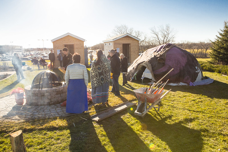 涂抹仪式在户外举行