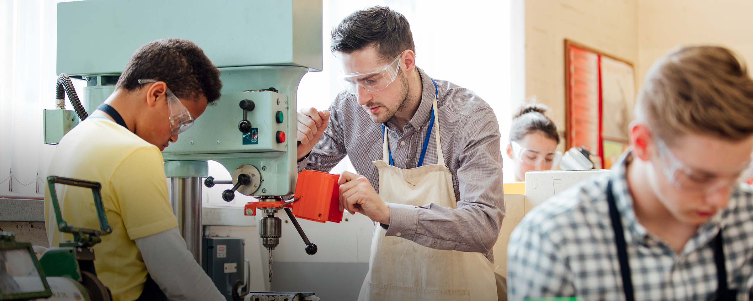 在车间课堂上与学生一起工作的讲师