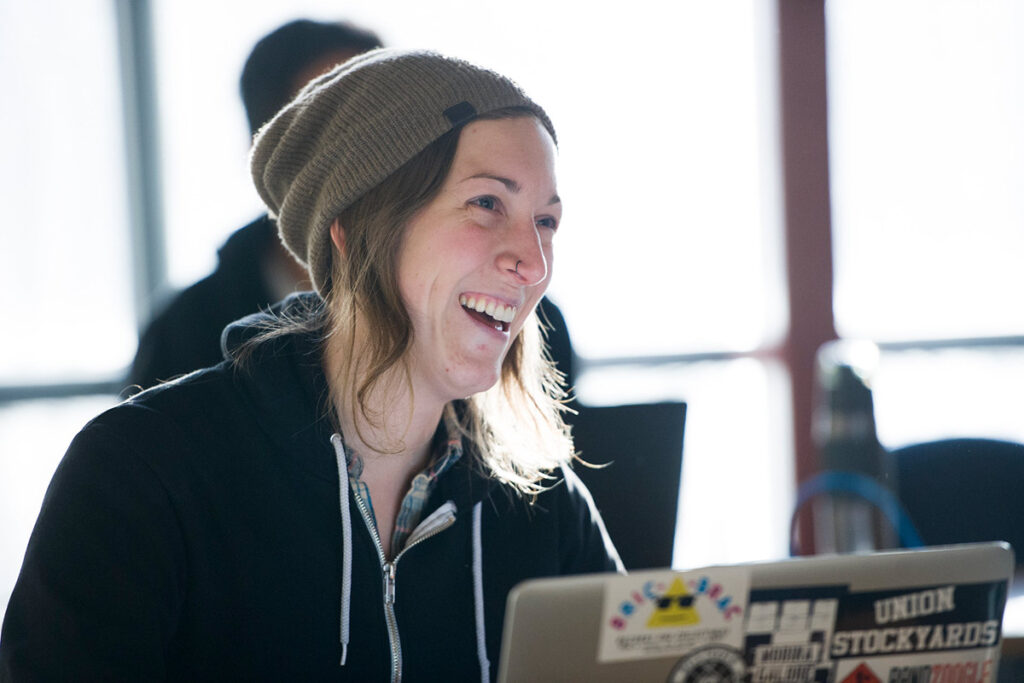 微笑的学生坐在教室里