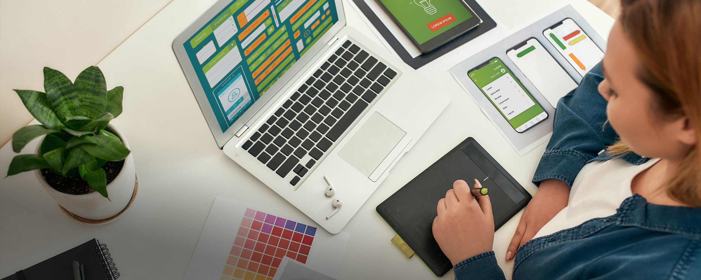 设计师在平板电脑上绘制移动应用设计